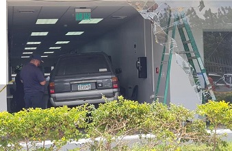 El auto quedó literalmente dentro de las instalaciones, no se registraron heridos. Foto: Thays Domínguez