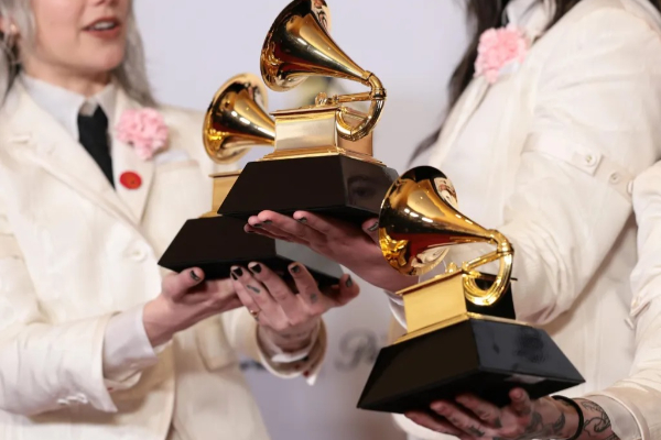 Vista de los galardones entregados en los Premios Grammy. Foto: EFE / Allison Dinner