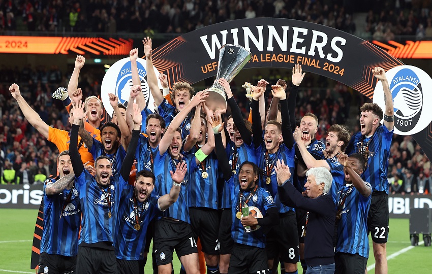 Jugadores del Atalanta festejan con la copa  de la Europa League. Foto: EFE
