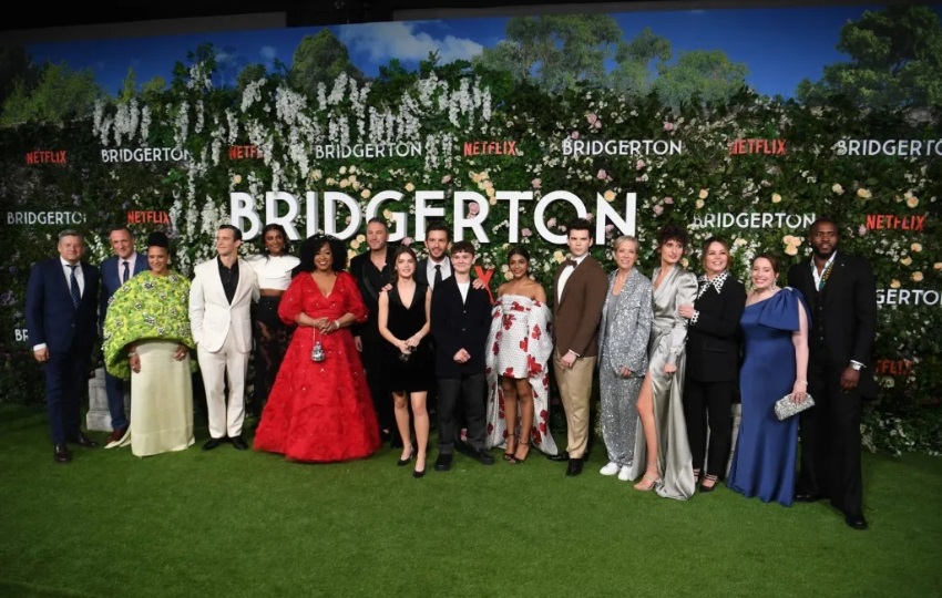 Elenco de la serie de Netflix ‘Bridgerton’, en Londres (Reino Unido). Foto: EFE / Neil Hall