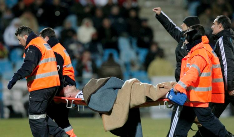 Un futbolista es trasladado en camilla por un golpe en la cabeza. Foto:EFE