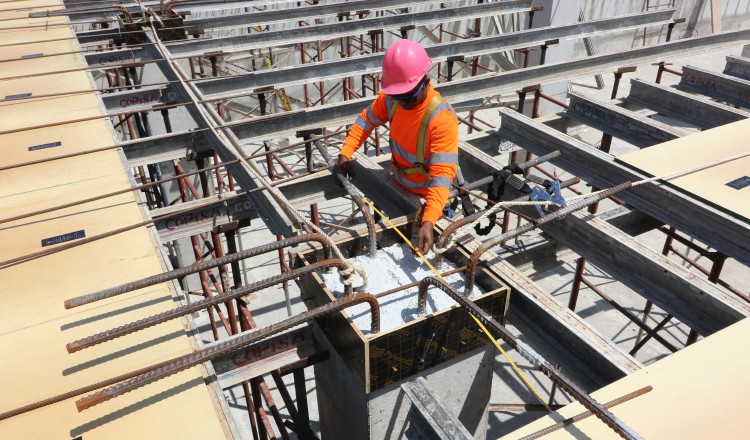 Un obrero trabaja en uno de los componentes de los anillos, en julio de 2023, cuando se realizó una inspección a los proyectos. Cortesía