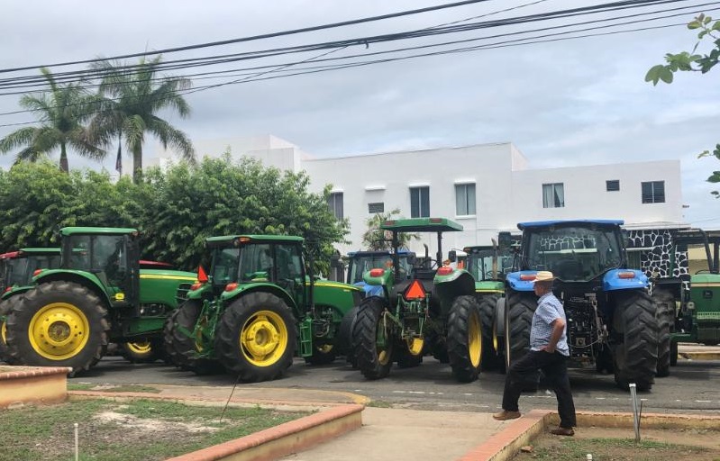 Siguen la vigilia con sus equipos agrícolas en el paseo Carlos L. López de Las Tablas. Foto: Thays Domínguez.