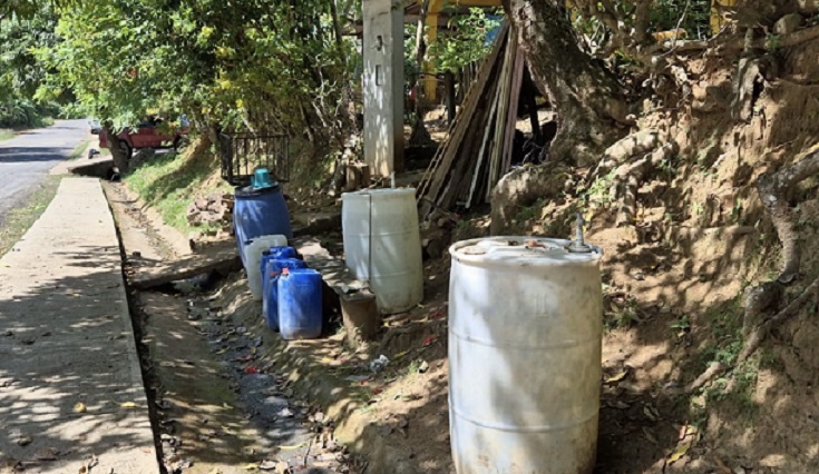 Se han acostumbrado a vivir con el agua que les llevan en camiones cisterna. Foto: Thays Domínguez