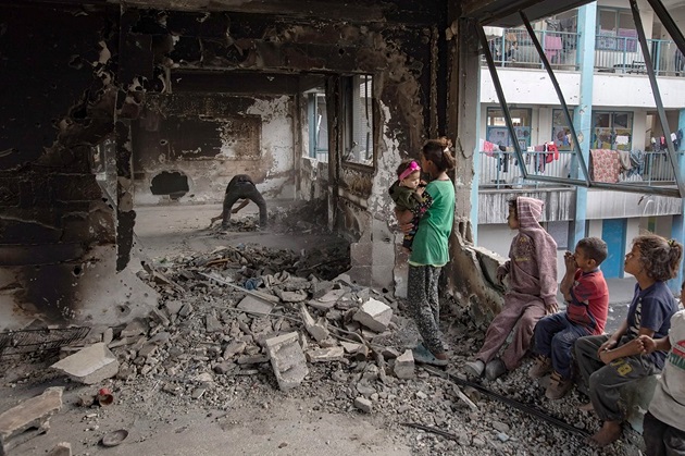 Palestinos desplazados viven en una escuela destruida después de que el ejército israelí les pidiera que evacuaran la ciudad de Rafah. EFE/EPA/Haitham Imad