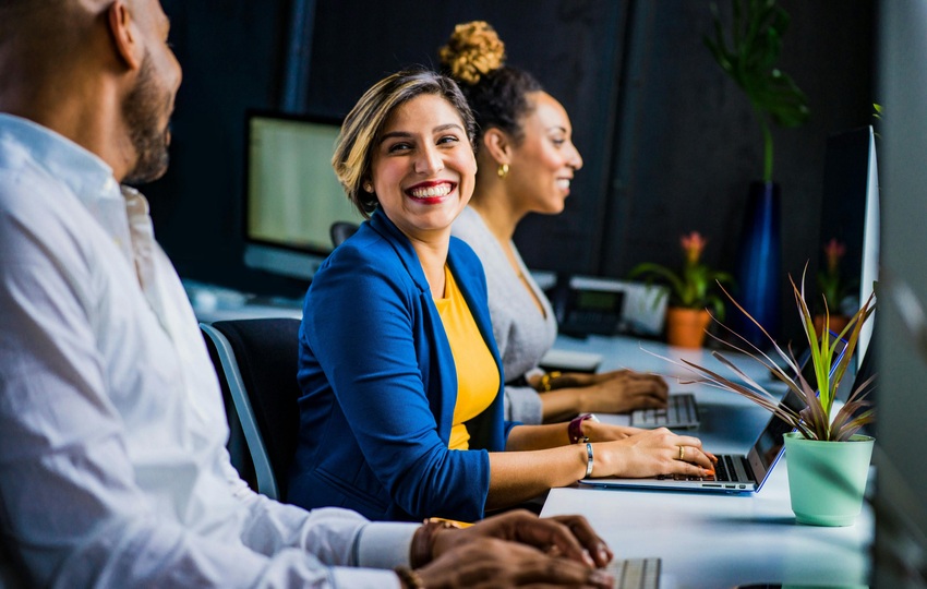 Además del salario, las empresas deben tomar en cuenta otros aspectos. Foto: Pexels