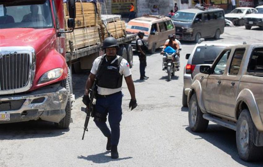 Policías vigilan las calles de la capital, en Puerto Príncipe (Haití). Foto: EFE