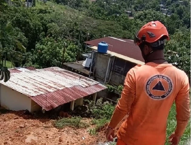 Vista de como entró la tierra a una residencia en La Cabima, tras un deslizamiento. Foto: Cortesía Sinaproc