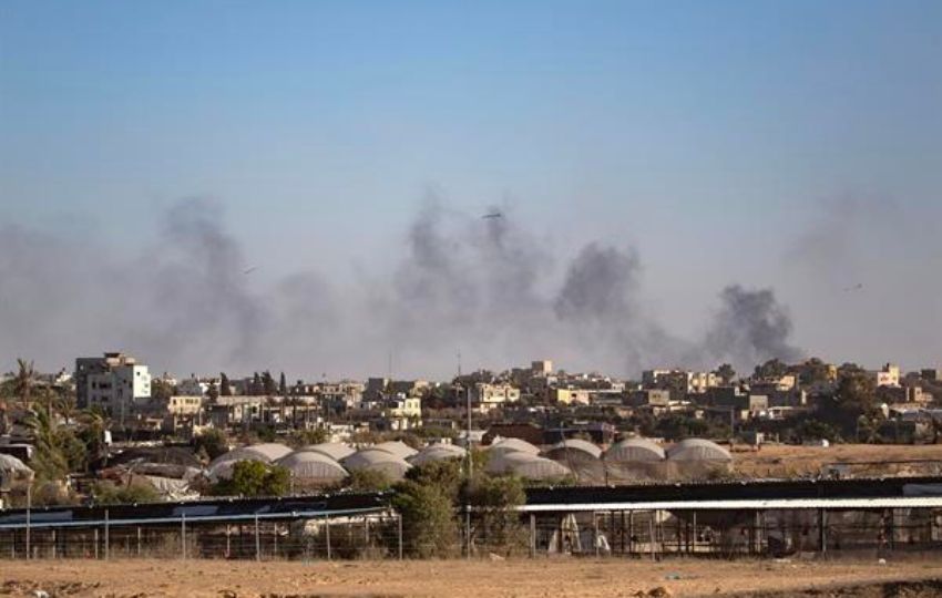 El humo se eleva tras un ataque aéreo israelí en Rafah, sur de la Franja de Gaza. Foto: EFE