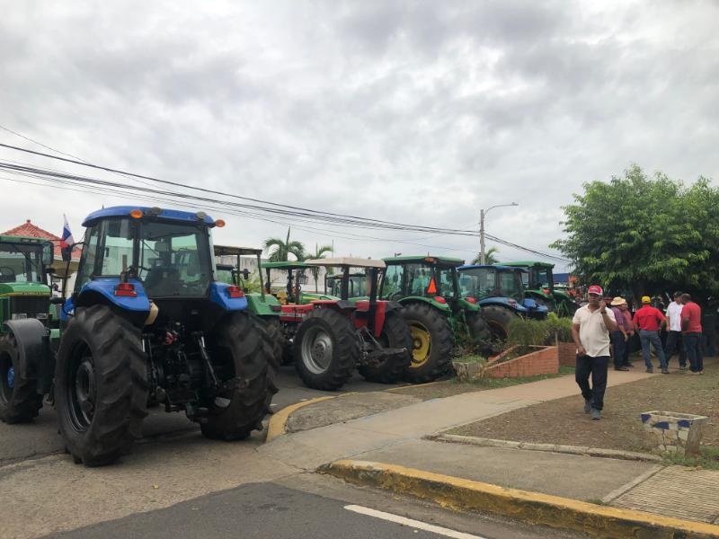  Mantendrán la vigilia con sus equipos agrícolas apostados en el paseo Carlos L. López a la entrada de Las Tablas. Foto: Archivo Ilustrativa.