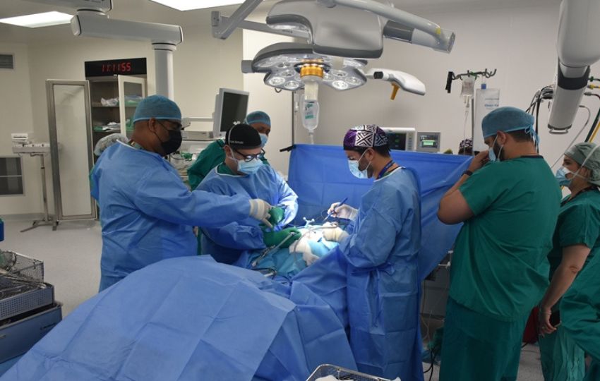 Ciudad de la Salud realiza primera cirugía en la región con moderno equipo “Arco en O”. Foto: Cortesía
