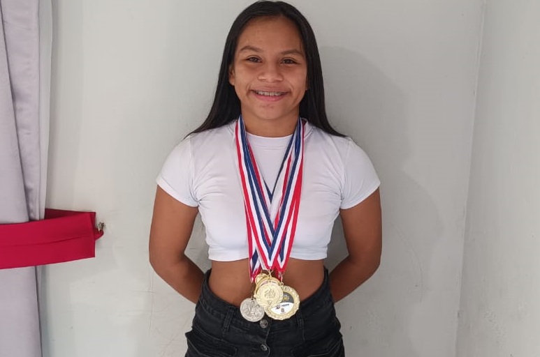 Hillary Pineda se coronó como campeona nacional en los juegos juveniles de lucha olímpica. Foto: Melquiades Vásquez.