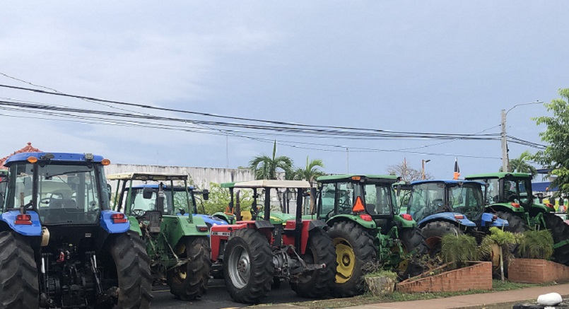 Desde el 15 de mayo, los equipos agrícolas fueron apostados frente a la Gobernación de Los Santos. Foto: Thays Domínguez