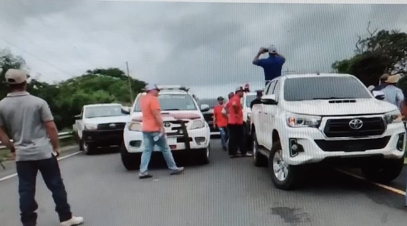 Los productores de maíz decidieron cerrar este lunes,  la vía a la altura del puente sobre el río Guararé. Foto: Imagen de Video.