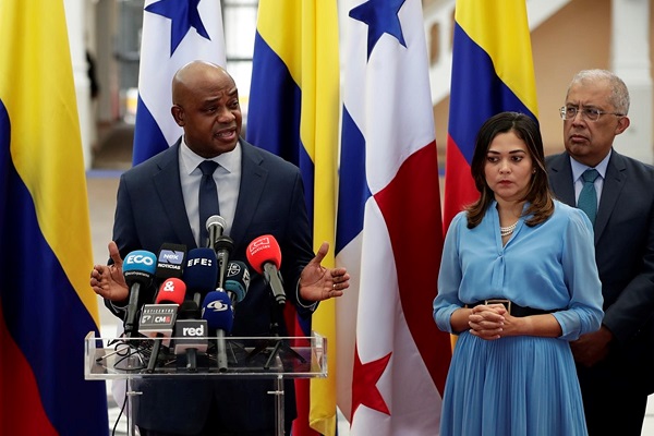 El canciller colombiano (izq) ya se ha reunido con su contraparte panameña, Janaina Tewaney (der) para hablar sobre migración. Foto: EFE