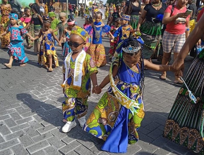 Los afrodescendientes desfilaron con vestidos que recordaban su herencia negra provenientes de África, Foto: Diomedes Sánchez  