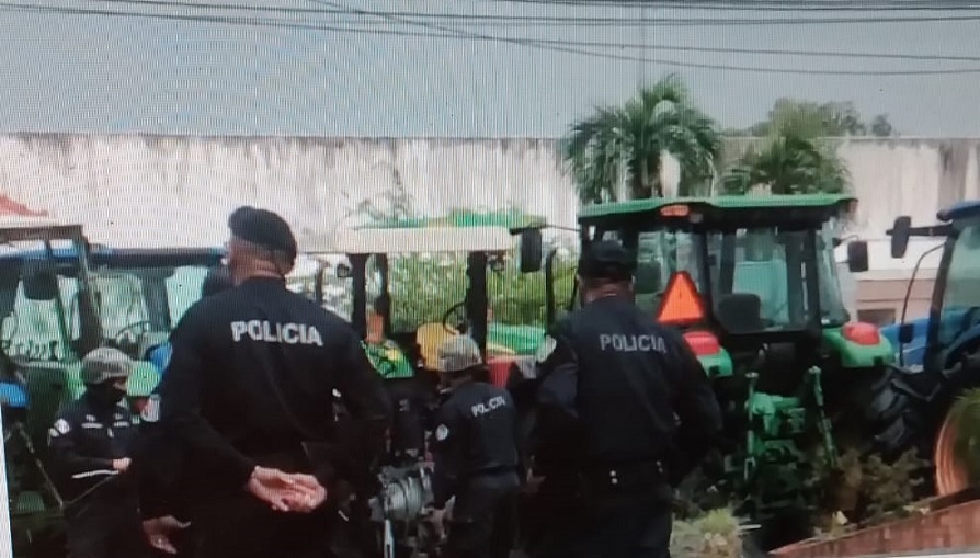 Unidades policiales anti disturbios han sido desplegadas en los alrededores del paseo Carlos L. López en Las Tablas. Foto: Imagen de Video  