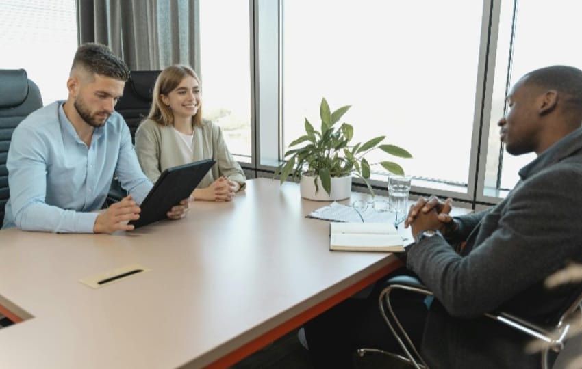 Para los jóvenes conseguir su primer empleo es un camino desafiante. Foto: Pexels