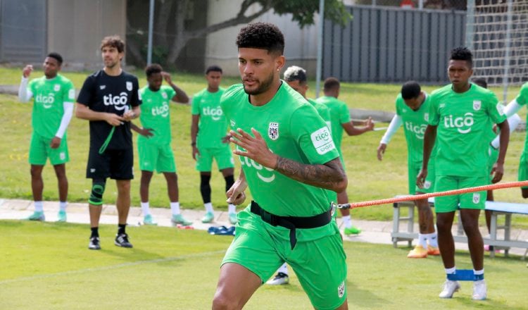 El defensa panameño Andrés Andrade en los entrenamientos con miras al partido contra catalunya. Foto: Fepafut