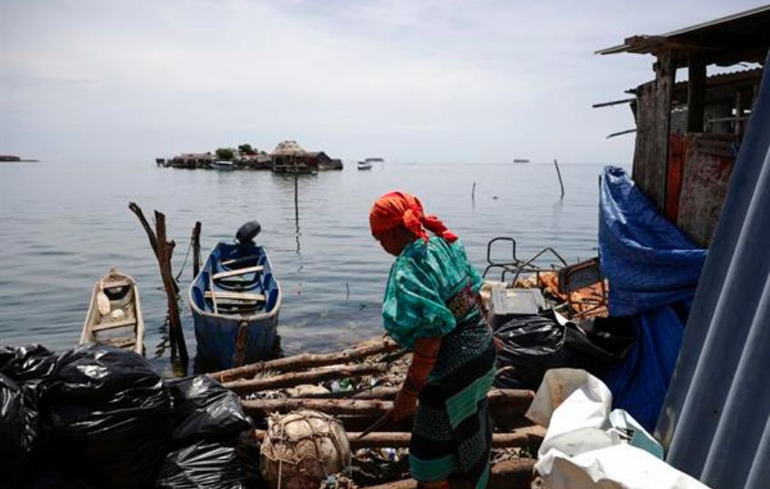 Una mujer indígena de la Comarca Guna Yala limpia en la isla Gardi Sugdub. Foto: EFE