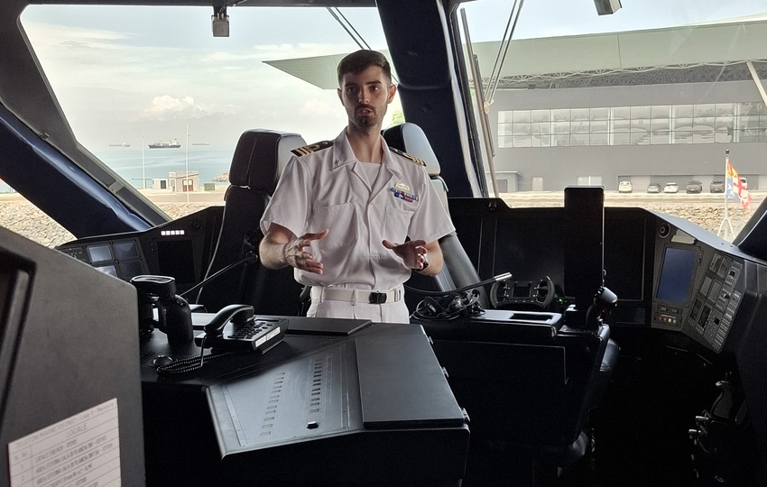 El teniente naval Simóne Farina durante una visita a la cabina de mando. Foto: Grupo Epasa