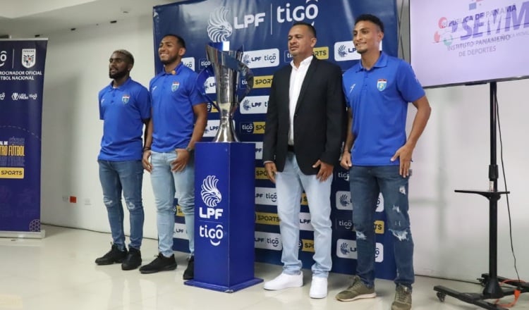 El técnico Mario Méndez con jugadores del Plaza Amador. Foto: LPF