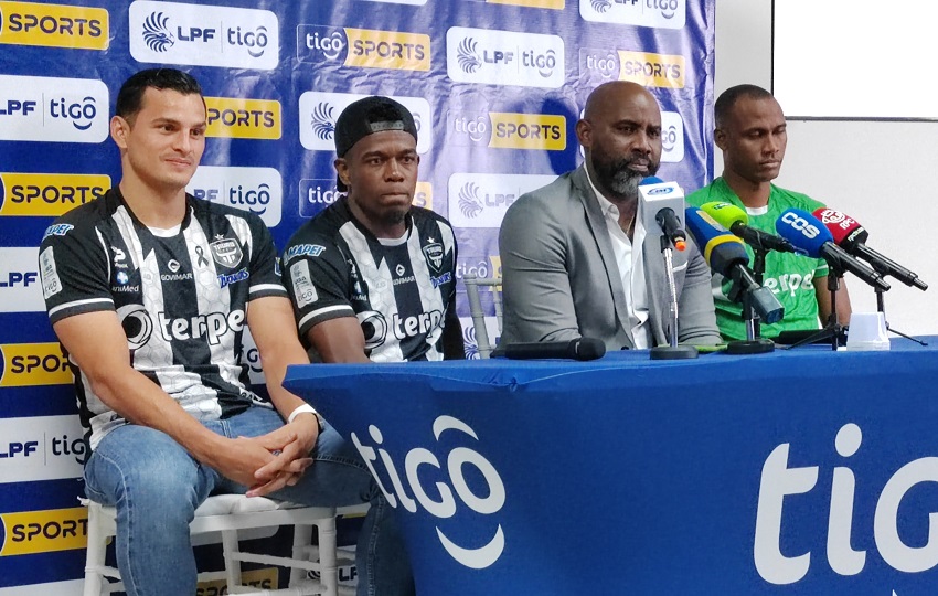 Felipe Baloy, técnico del Tauro da impresiones para la final de la LPF. Foto: EFE