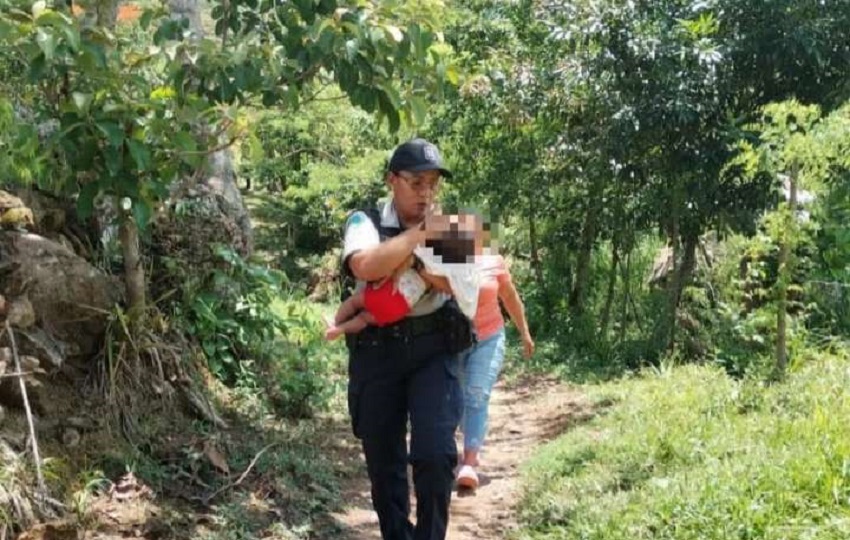 Las autoridades informaron que la bebé de tres mesese se encontraba con una adolescente y en perfecto estado de salud. Foto. Proteger y Servir