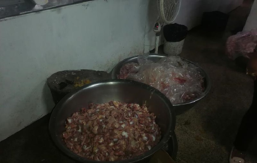 En la inspección, que contó con el apoyo de la Policía Nacional, se observó la comida en el piso, los trabajadores con la ropa no adecuada para manipular alimentos, presencia de gatos y roedores en el área. Foto. Diomedes Sánchez