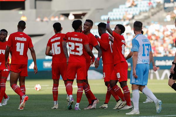 Roderick Miller festeja con Michael Amir Murillo (23) el segundo gol de Panamá. Foto: EFE