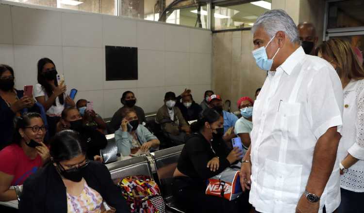 El presidente electo, José Raúl Mulino, durante su recorrido pudo compartir y saludar a los pacientes presentes en el Instituto Oncológico Nacional. Archivo