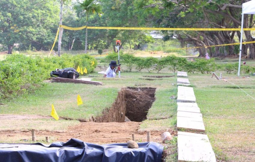 Exhumación de víctimas de la invasión en el Jardín de Paz. Foto: Archivo