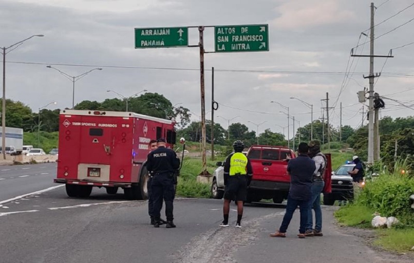 El vehículo fue interceptado por unidades de la PN en el tramo de la autopista Arraiján-La Chorrera que atraviesa el sector de Altos de San Francisco, en dirección a la ciudad capital. Foto. eric Montenegro