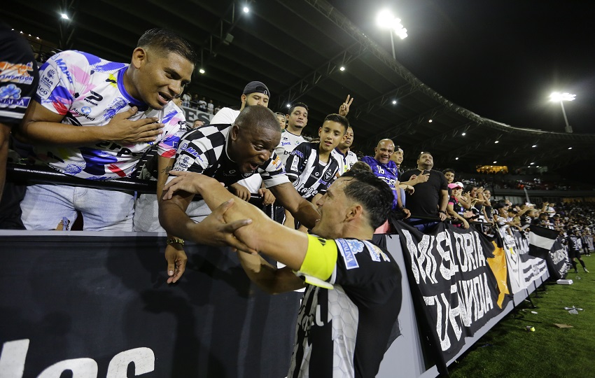 Jan Vargas capitán del Tauro festeja con la afición. Foto: EFE 