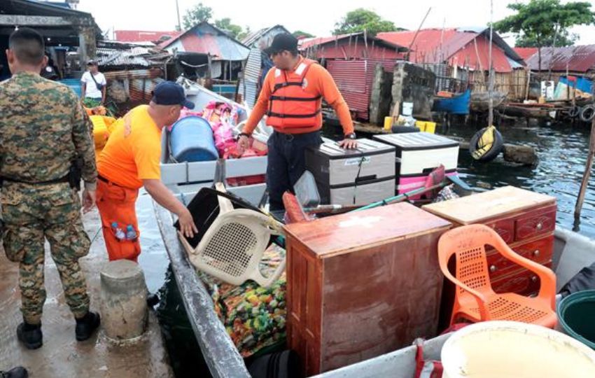  Ejército y trabajadores de emergencia apoyan el traslado de la comunicad indígena Guna Yala. Foto: EFE