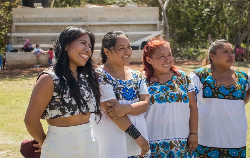 Yalitza Aparicio (i) mientras camina junto a tres integrantes del equipo de sóftbol 'Las Amazonas de Yaxunah', en el pueblo de Yucatán (México). Foto: EFE / ESPN