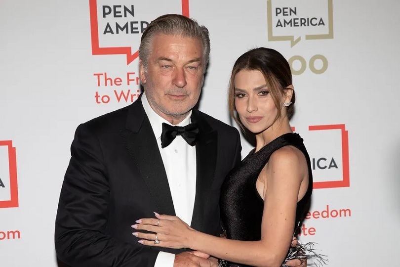 Alec Baldwin (I) y su esposa Hilaria Baldwin (D) en Estados Unidos. Foto: EFE / EPA / Sarah Yenesel 