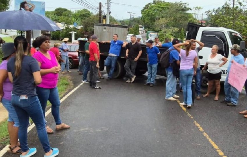 El pueblo de Los Pozos, un área quebrada y con muchas lomas, no cuenta con agua, pero con especial énfasis en la Calle Arriba y la Calle Abajo, donde se cansaron de esperar la promesa. Foto. Thays Domínguez