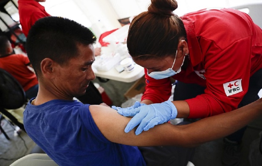 La atención médica es fundamental para los migrantes tras cruzar la selva. Foto: EFE