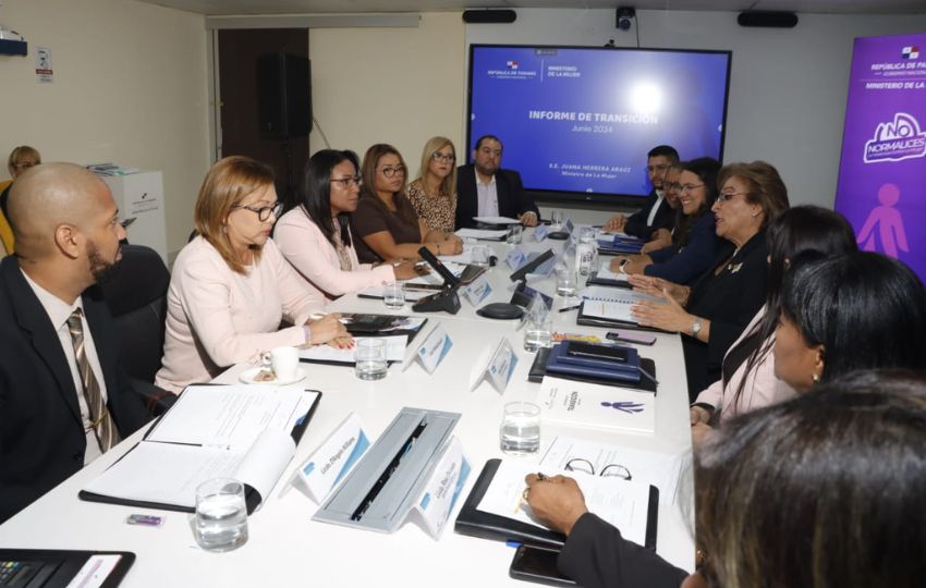 Reunión de transición del Ministerio de la Mujer. Foto: Víctor Arosemena