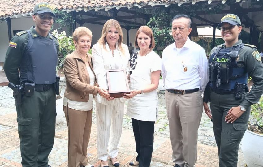 Mireya Moscoso, Maricel de Mulino y Marta de Martinelli viajaron a Colombia para recibir la banda presidencial. Foto: Cortesía