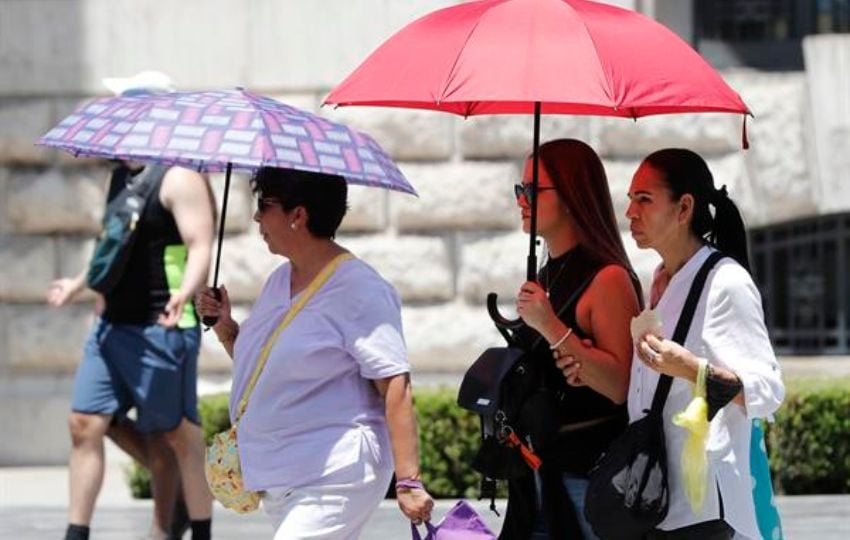 Varias personas se protegen del sol en Ciudad de México (México). Foto: EFE