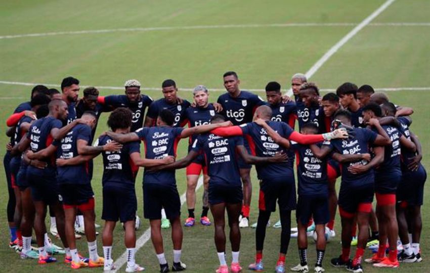 Jugadores de la selección de fútbol de mayores de Panamá participan en un entrenamiento. Foto: EFE