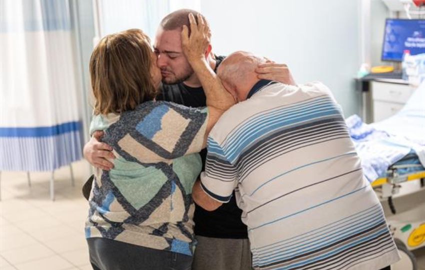 Almog Meir Jan, de 21 años, se reencuentra con sus familiares en el Centro Médico 'Sheba' Tel-HaShomer, en Tel Aviv. Foto: EFE