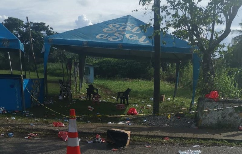 En la cancha donde se realizó la actividad todo quedó tirado por causa del caos que generó la balacera. Foto. Diomedes Sánchez 