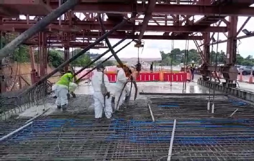 El pasado fin de semana, la firma constructora realizó el último vaciado de concreto, con lo que se completan los seis carriles del viaducto, el cual une los se