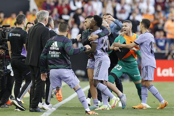 Condenados a 8 meses de cárcel 3 seguidores por insultos racistas a Vinícius en Mestalla. Foto: Archivos