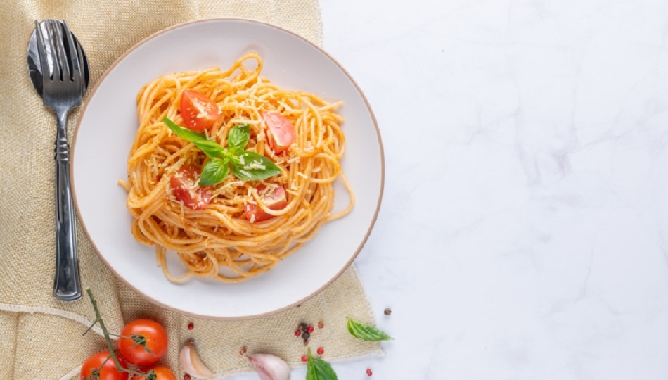 Las salsas a base de tomate van bien con las pastas redondas. Foto: Ilustrativa / Freepik