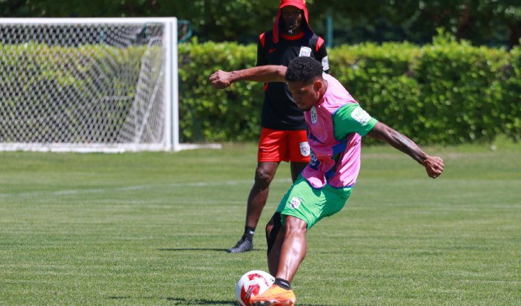 Jorge Dely Valdés supervisa los entrenamientos de la Sub-23. Foto: Fepafut