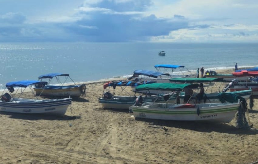 El Los motores, valorados en tres mil y cinco mil balboas cada uno, fueron hurtados la madrugada del miércoles mientras las lanchas estaban estacionadas en la playa. Foto. Thays Domínguez